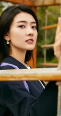 梁洁黑衣短裙户外游乐园写真图片，画面清新，少女心十足