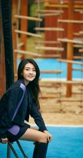 梁洁黑衣短裙户外游乐园写真图片，画面清新，少女心十足