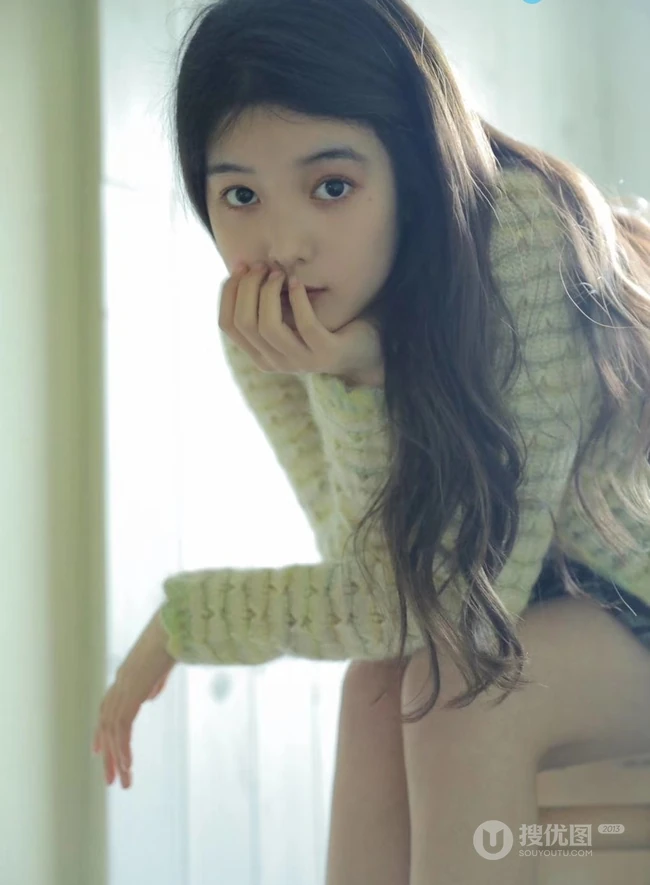 圆脸的妹子，穿着肩带格子短裙的她，长发线条感清新动人