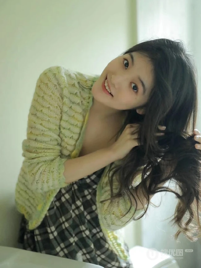 圆脸的妹子，穿着肩带格子短裙的她，长发线条感清新动人