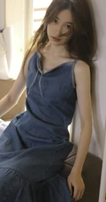 慵懒的少女，穿着牛仔裙的她，就这么懒洋洋的呆在家里
