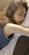 慵懒的少女，穿着牛仔裙的她，就这么懒洋洋的呆在家里