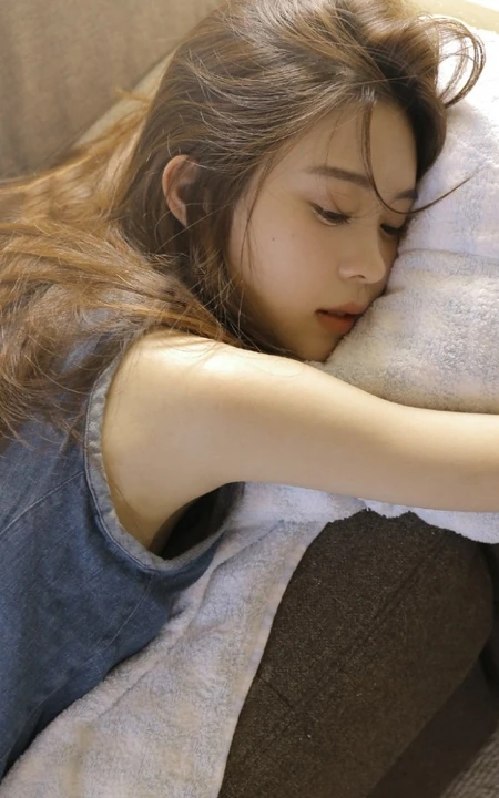 慵懒的少女，穿着牛仔裙的她，就这么懒洋洋的呆在家里