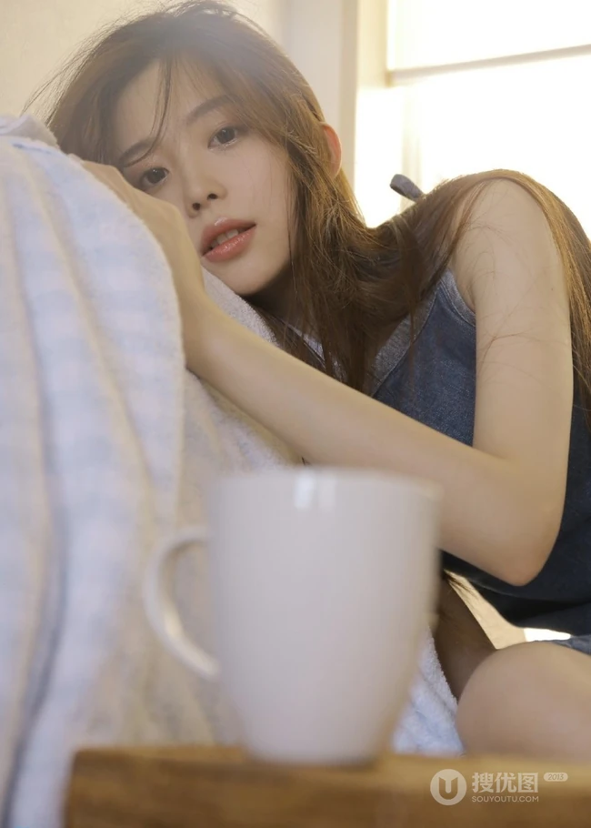 慵懒的少女，穿着牛仔裙的她，就这么懒洋洋的呆在家里