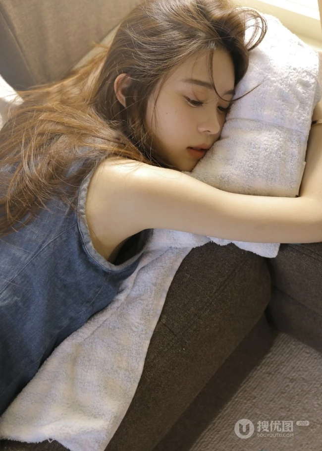 慵懒的少女，穿着牛仔裙的她，就这么懒洋洋的呆在家里