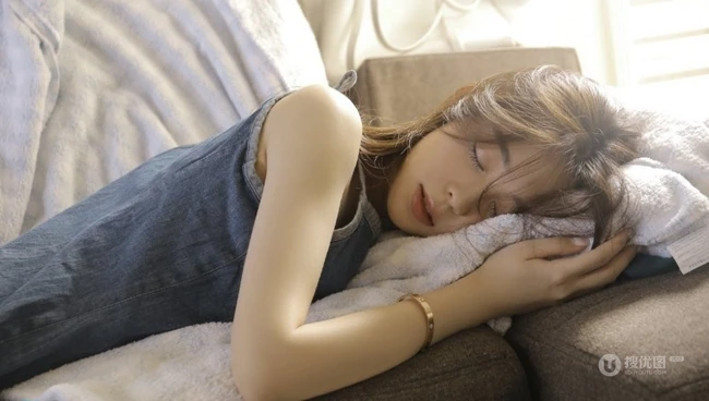 慵懒的少女，穿着牛仔裙的她，就这么懒洋洋的呆在家里