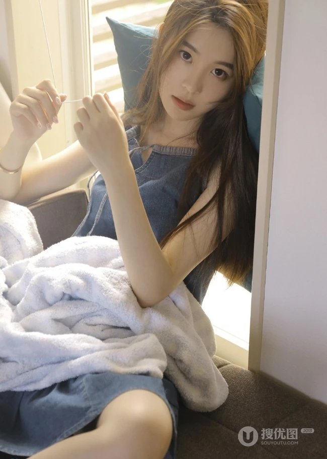 慵懒的少女，穿着牛仔裙的她，就这么懒洋洋的呆在家里