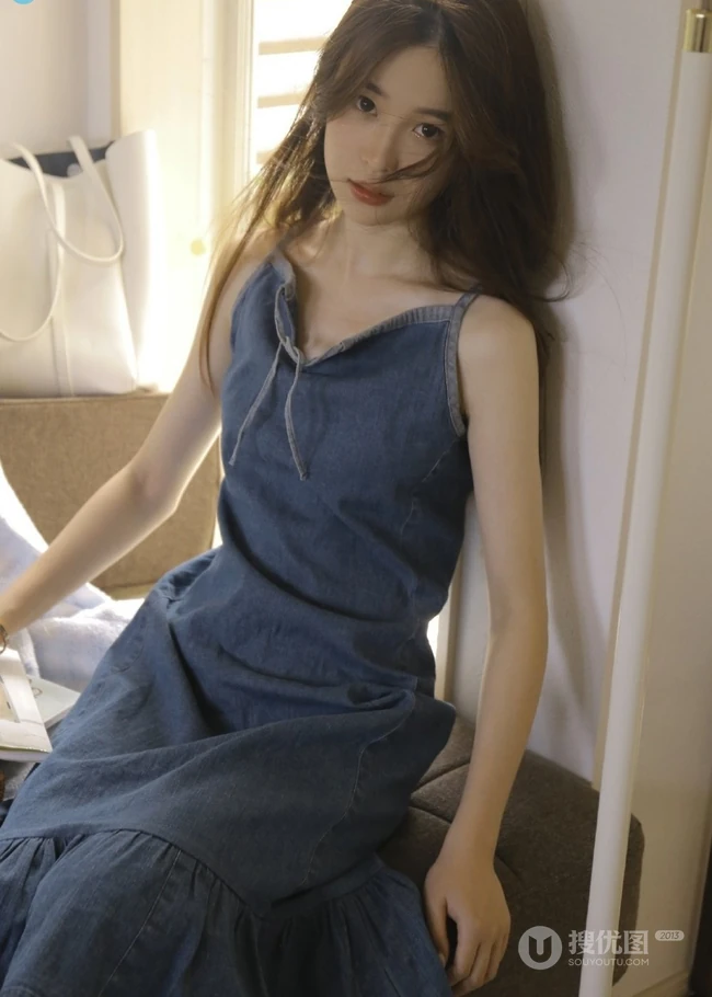 慵懒的少女，穿着牛仔裙的她，就这么懒洋洋的呆在家里