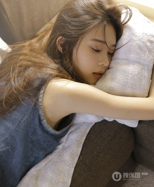慵懒的少女，穿着牛仔裙的她，就这么懒洋洋的呆在家里