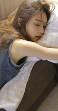 慵懒的少女，穿着牛仔裙的她，就这么懒洋洋的呆在家里