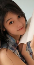 古灵精怪的女孩，穿着清爽的格子衬衫，边学习别拍写真