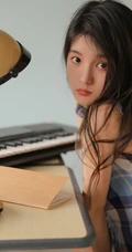 古灵精怪的女孩，穿着清爽的格子衬衫，边学习别拍写真