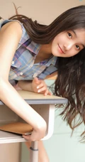 古灵精怪的女孩，穿着清爽的格子衬衫，边学习别拍写真