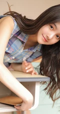 古灵精怪的女孩，穿着清爽的格子衬衫，边学习别拍写真