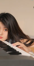 古灵精怪的女孩，穿着清爽的格子衬衫，边学习别拍写真