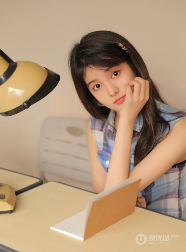 古灵精怪的女孩，穿着清爽的格子衬衫，边学习别拍写真