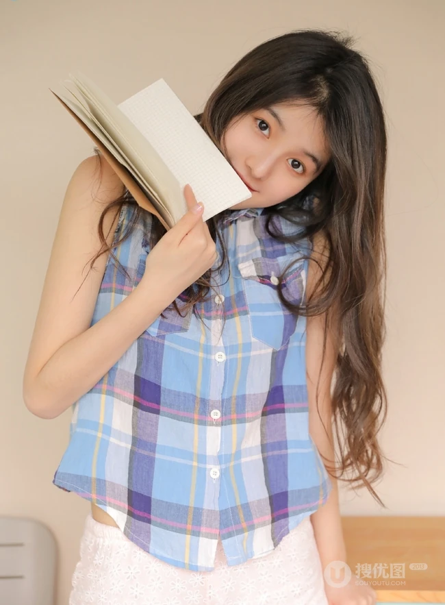 古灵精怪的女孩，穿着清爽的格子衬衫，边学习别拍写真