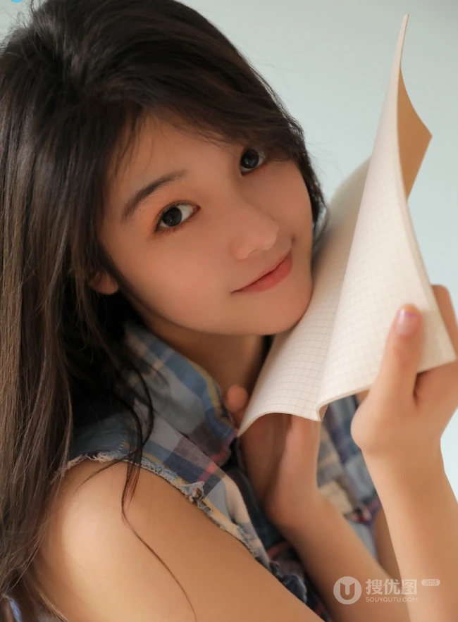 古灵精怪的女孩，穿着清爽的格子衬衫，边学习别拍写真