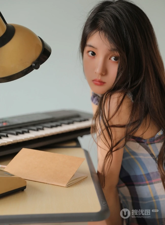 古灵精怪的女孩，穿着清爽的格子衬衫，边学习别拍写真