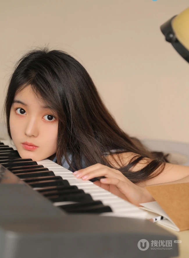 古灵精怪的女孩，穿着清爽的格子衬衫，边学习别拍写真