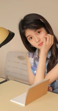 古灵精怪的女孩，穿着清爽的格子衬衫，边学习别拍写真