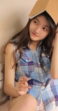 古灵精怪的女孩，穿着清爽的格子衬衫，边学习别拍写真