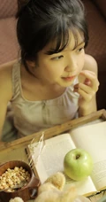 睁一只眼，闭一只眼，精致丸子头短裤少女居家日常写真