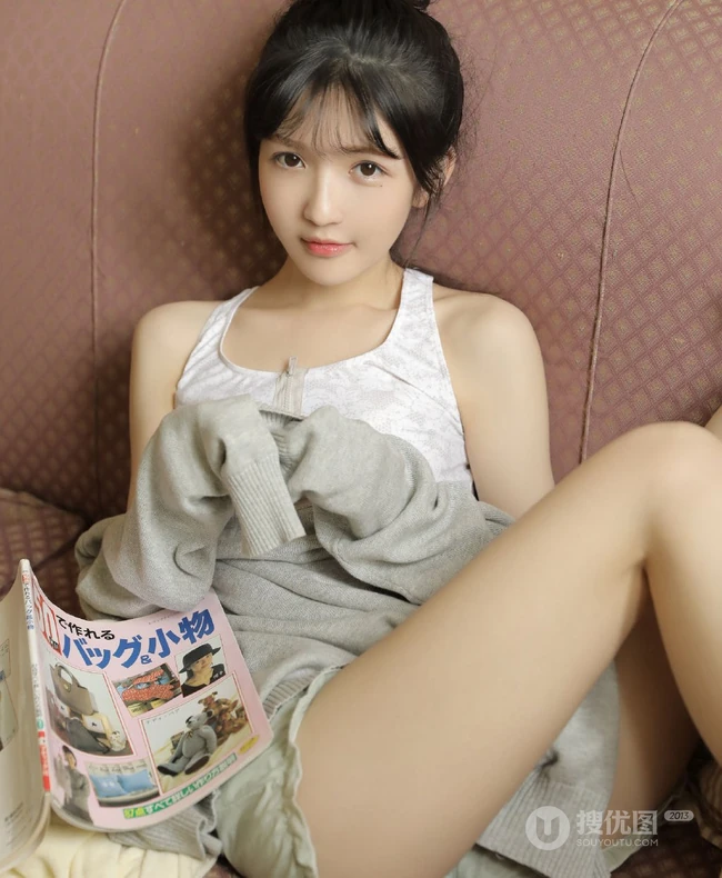 睁一只眼，闭一只眼，精致丸子头短裤少女居家日常写真