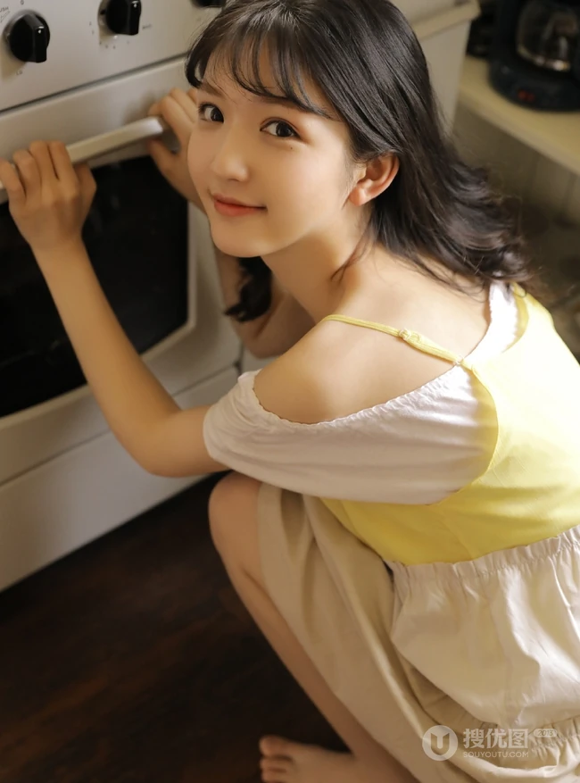 睁一只眼，闭一只眼，精致丸子头短裤少女居家日常写真