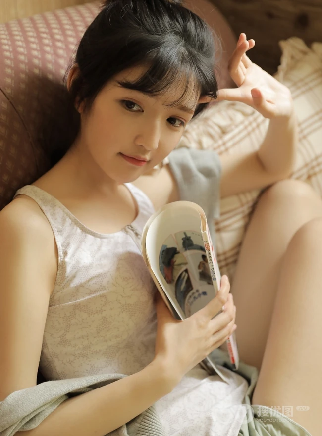 睁一只眼，闭一只眼，精致丸子头短裤少女居家日常写真