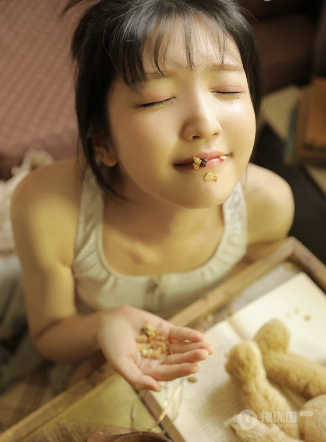 睁一只眼，闭一只眼，精致丸子头短裤少女居家日常写真