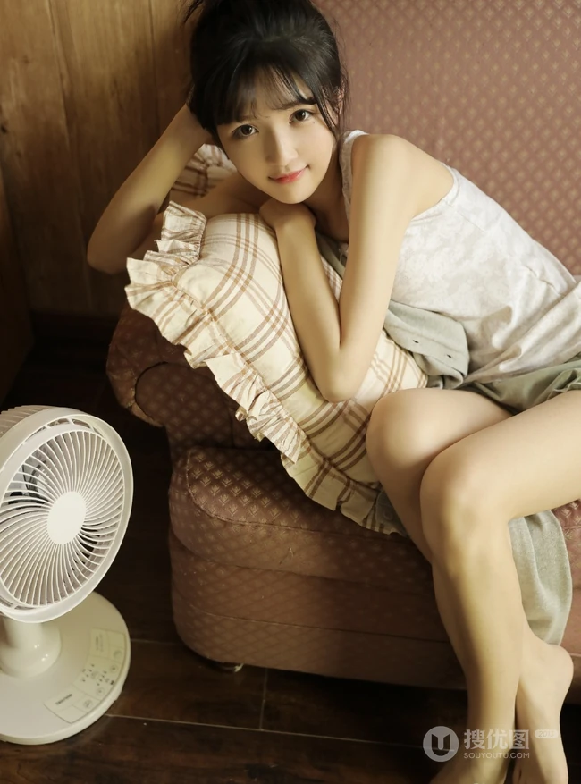 睁一只眼，闭一只眼，精致丸子头短裤少女居家日常写真