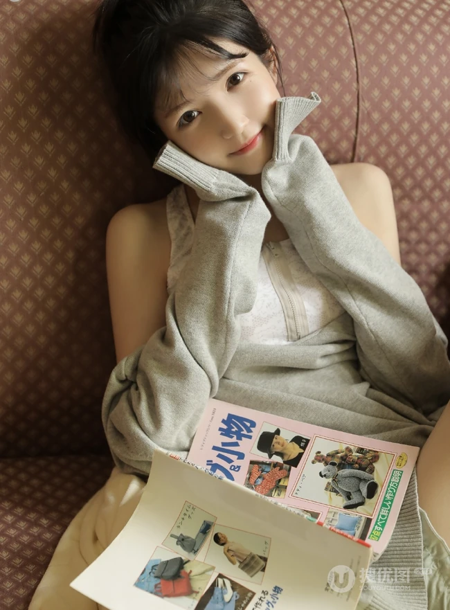 睁一只眼，闭一只眼，精致丸子头短裤少女居家日常写真