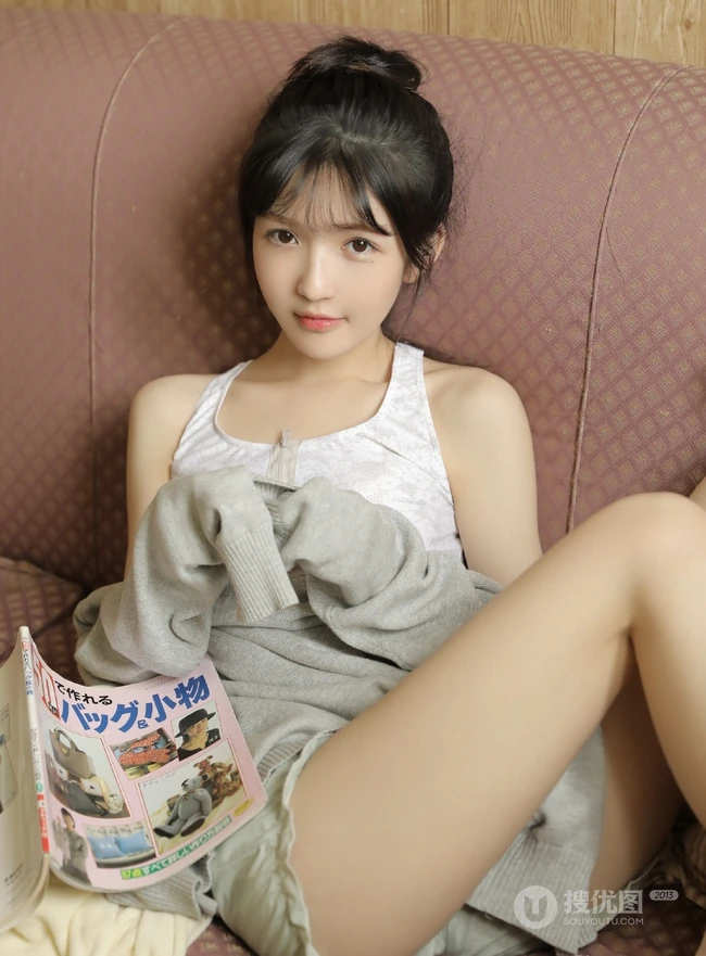 睁一只眼，闭一只眼，精致丸子头短裤少女居家日常写真