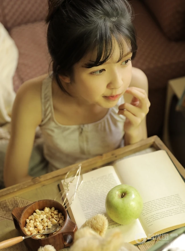 睁一只眼，闭一只眼，精致丸子头短裤少女居家日常写真