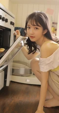 睁一只眼，闭一只眼，精致丸子头短裤少女居家日常写真