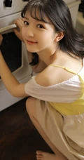 睁一只眼，闭一只眼，精致丸子头短裤少女居家日常写真
