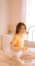 短裤少女居家室内吃橘子唯美慵懒写真美图