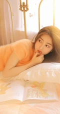 短裤少女居家室内吃橘子唯美慵懒写真美图