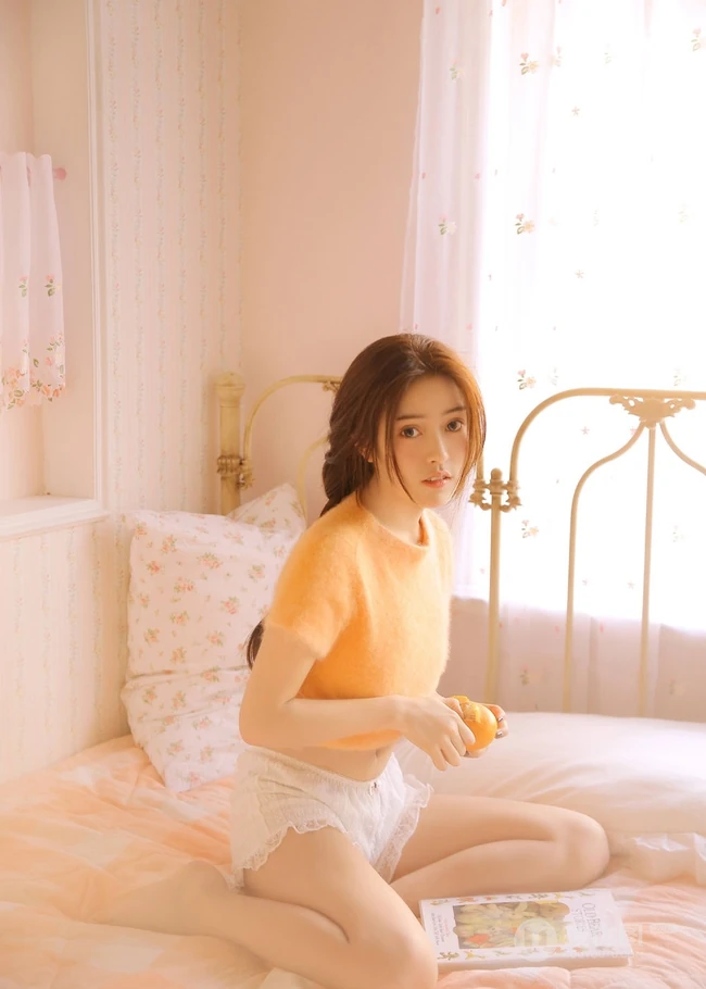 短裤少女居家室内吃橘子唯美慵懒写真美图