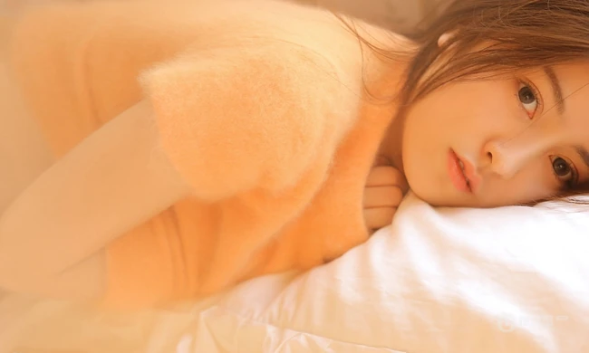 短裤少女居家室内吃橘子唯美慵懒写真美图