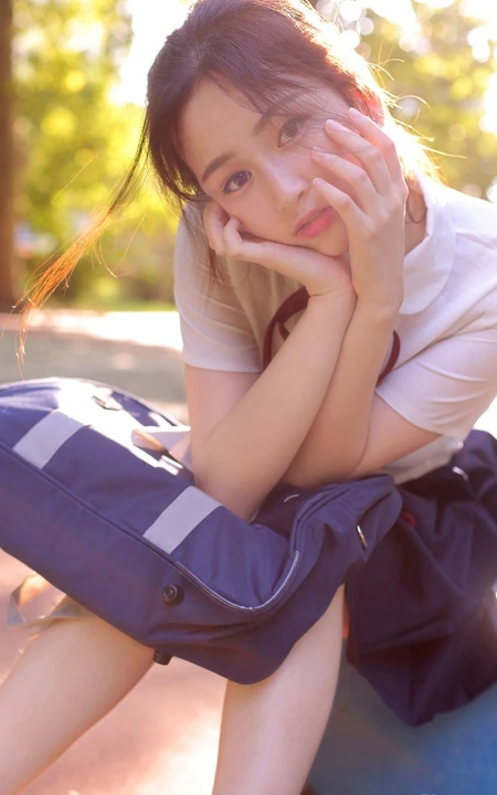 清纯制服短裙女生学生户外美拍，生活照写真图集
