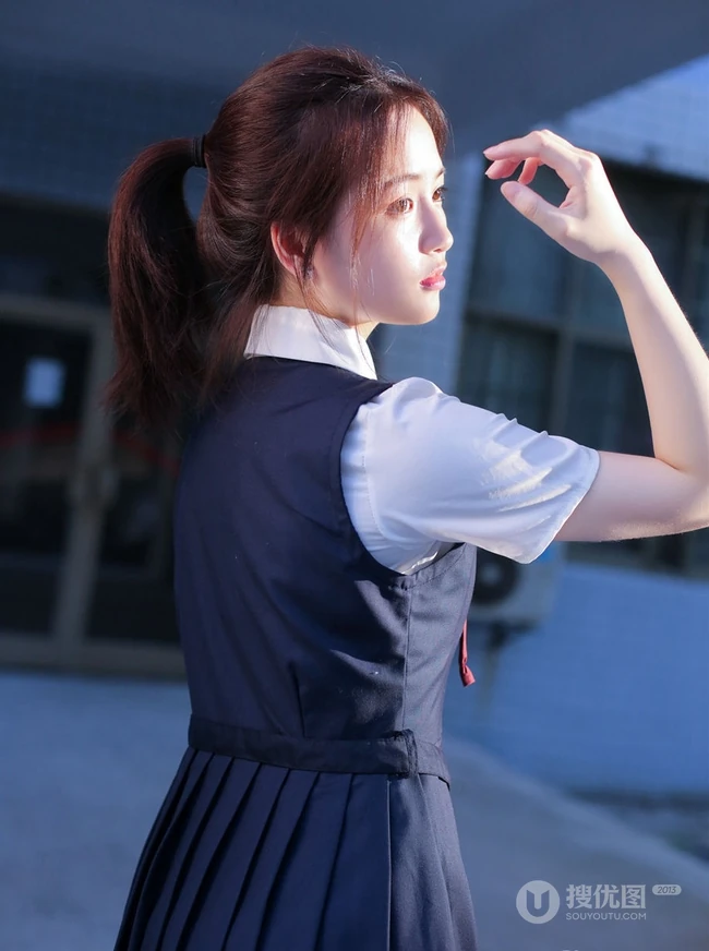 清纯制服短裙女生学生户外美拍，生活照写真图集