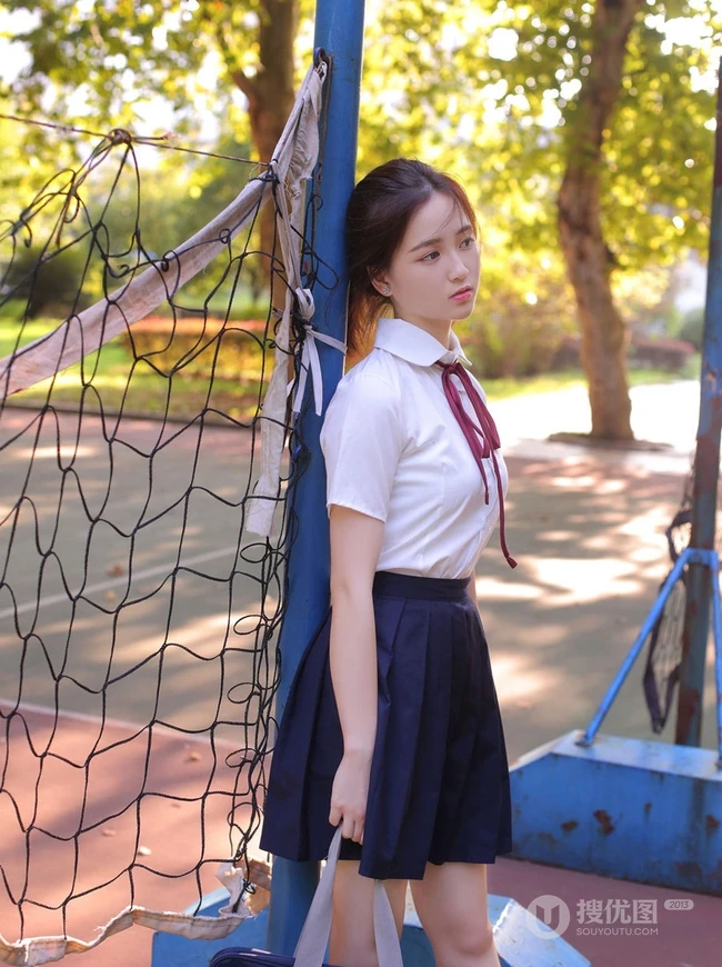 清纯制服短裙女生学生户外美拍，生活照写真图集