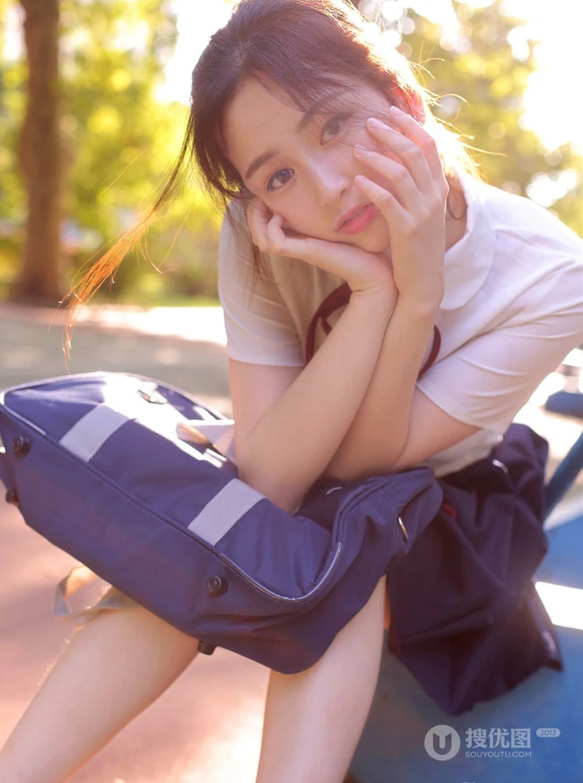 清纯制服短裙女生学生户外美拍，生活照写真图集