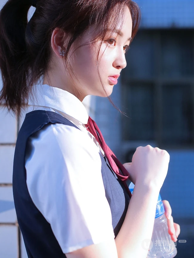 清纯制服短裙女生学生户外美拍，生活照写真图集