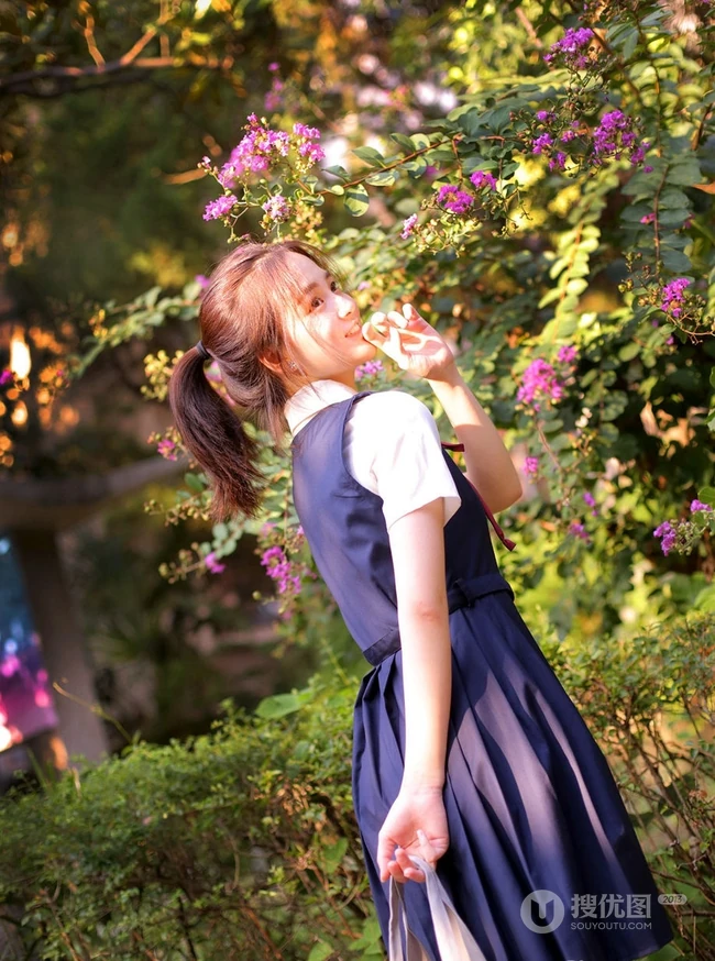清纯制服短裙女生学生户外美拍，生活照写真图集