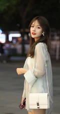 很仙气的白衣长发女生，搭配白色连体短裤街拍照片很动人