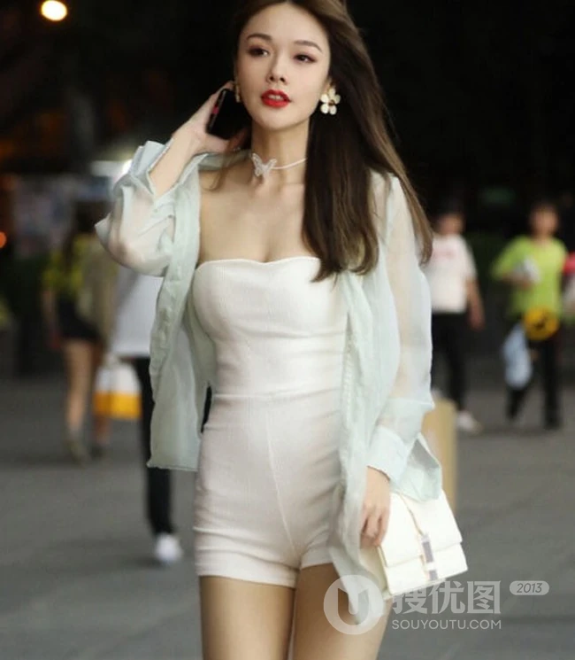很仙气的白衣长发女生，搭配白色连体短裤街拍照片很动人