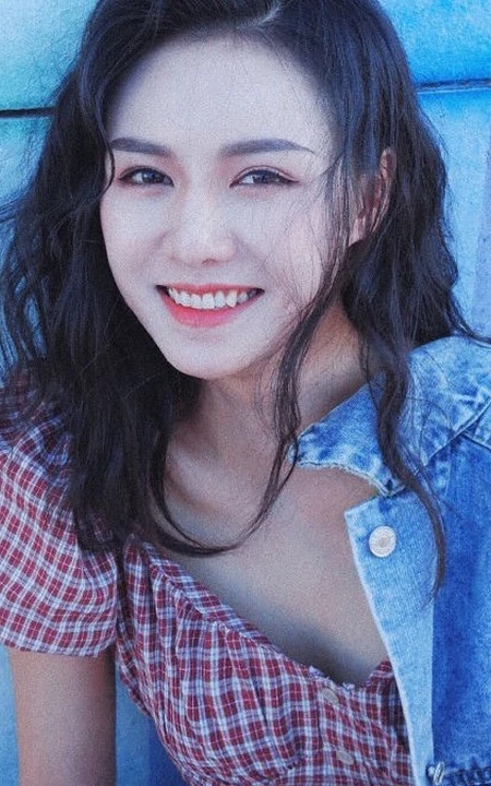 黄柳嫣牛仔套装街拍图片，黄柳嫣牛仔衣牛仔裤元气满满